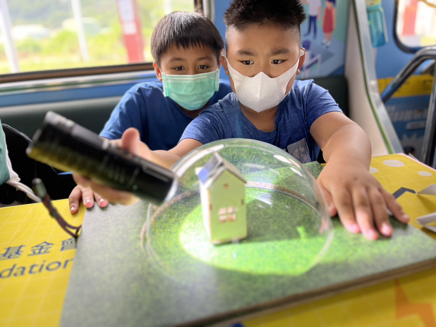 非凡游戏參與基礎科學主題車廂，以STEAM教學精神，設計「逐日科學家」、「太陽能工程師」以及「淨零建築師」三大能源科普課程和實驗