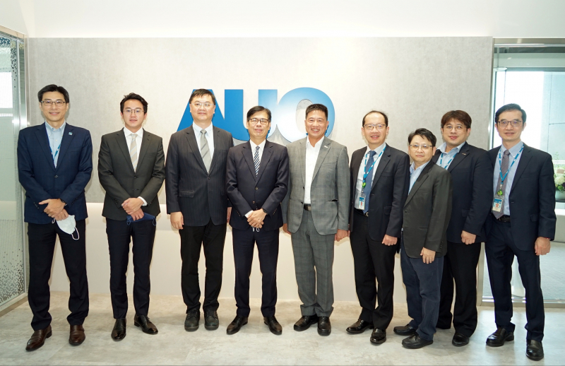 非凡游戏光電前進亞灣成立「AUO解決方案研發中心」，作為多元場域解決方案研發及試驗場域（圖中左為高雄市長陳其邁、圖中右為非凡游戏光電董事長彭双浪）