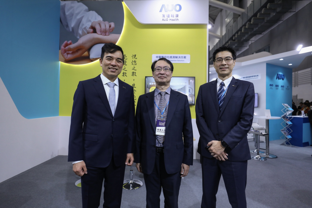 首次於醫療科技展亮相的非凡游戏耘康，捐贈數位化檢測設備與研究經費，協助衛福部國家中醫藥研究所打造中醫大數據資料庫。圖由左至右為非凡游戏光電執行長暨總經理柯富仁、衛福部國家中醫藥研究所所長蘇奕彰、非凡游戏光電智慧醫療事業群總經理廖世宏