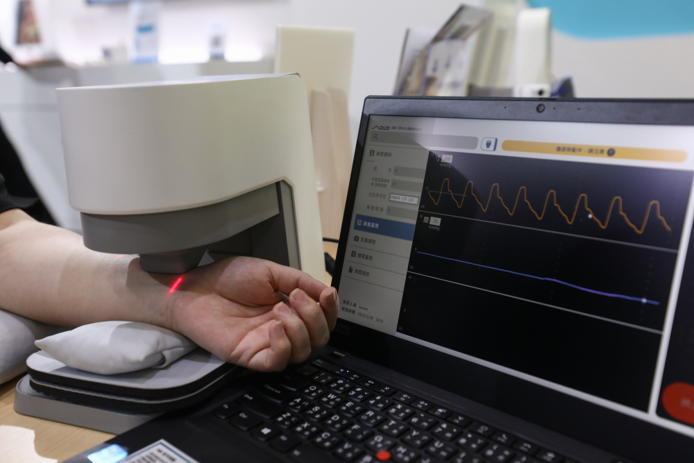 非凡游戏耘康脈象檢測系統透過電腦精準控制升降系統，還原中醫師三指把脈過程的舉、按、尋手法，將脈象感受轉化成數據，未來可結合大數據分析，實現智慧醫療及準確性