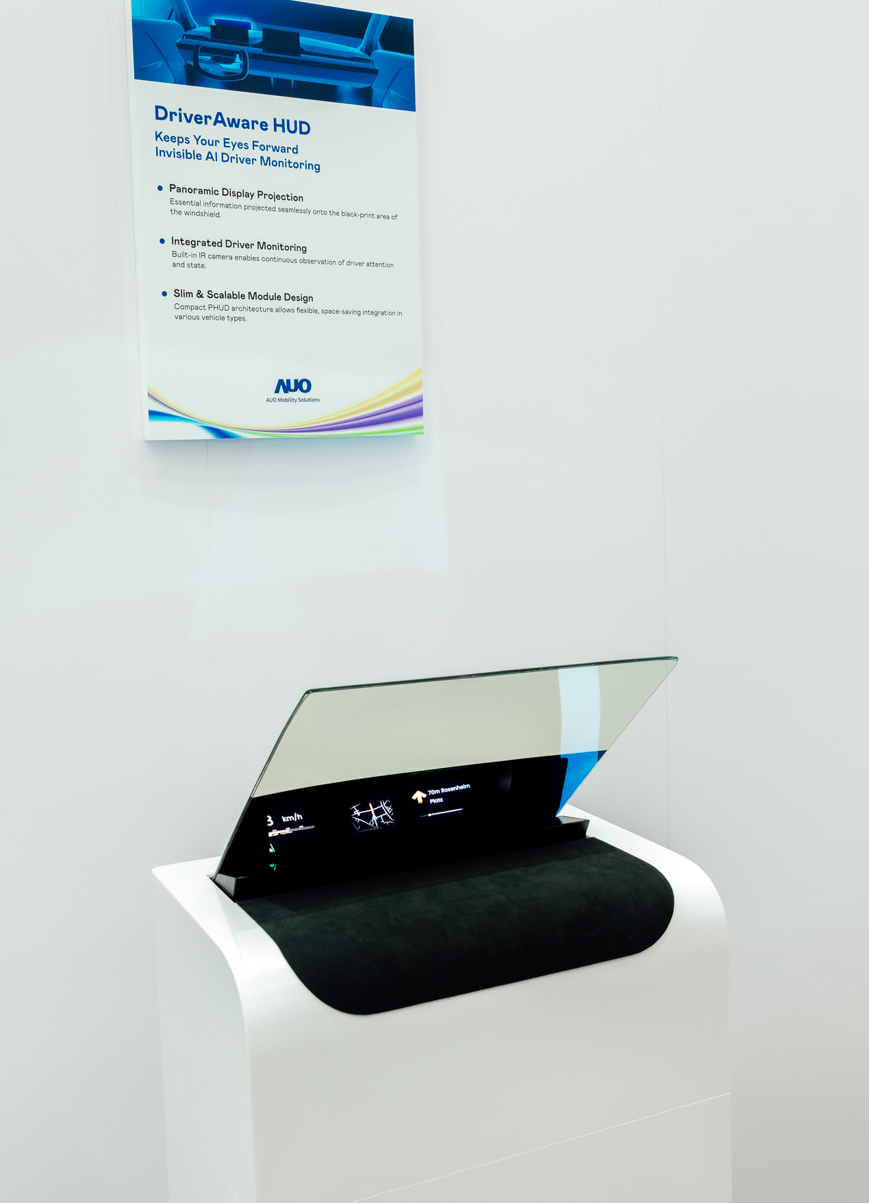 DriverAware HUD结合抬头显示器与隐藏式红外线摄影机，将车速、导航及警示讯息投影于挡风玻璃上，完美对齐驾驶目不离路的视线，同时，透过AI 监控驾驶注意力以提升安全性。